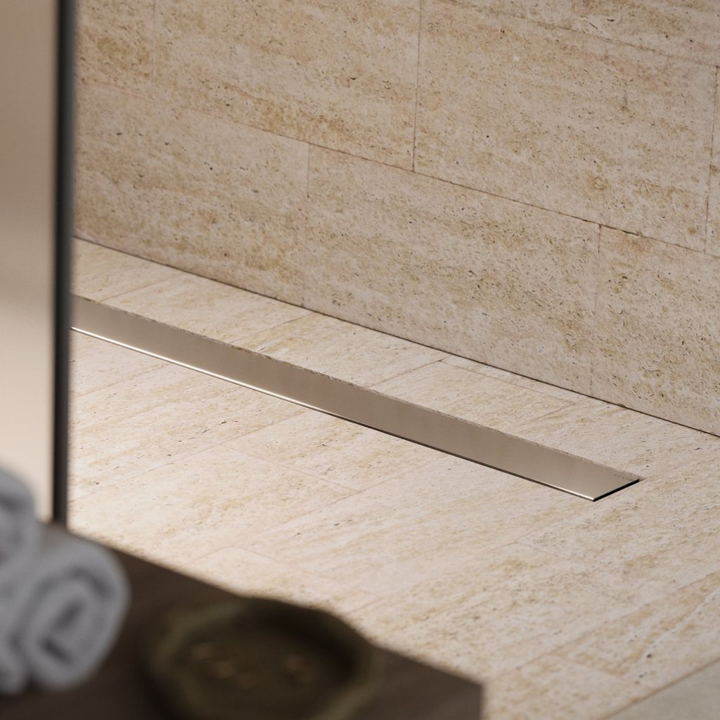Ralo Ever Linear em inox instalado junto à parede de travertino